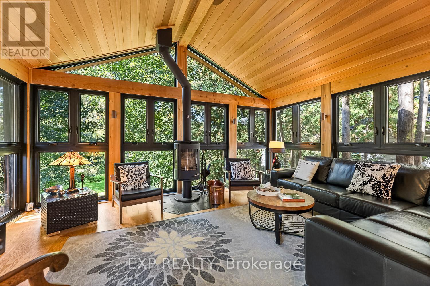 208 Lorne Avenue, Newmarket, ON - Indoor Photo Showing Living Room
