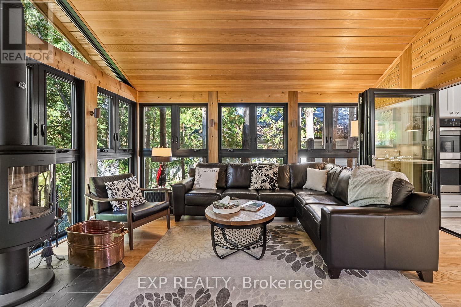 208 Lorne Avenue, Newmarket, ON - Indoor Photo Showing Living Room