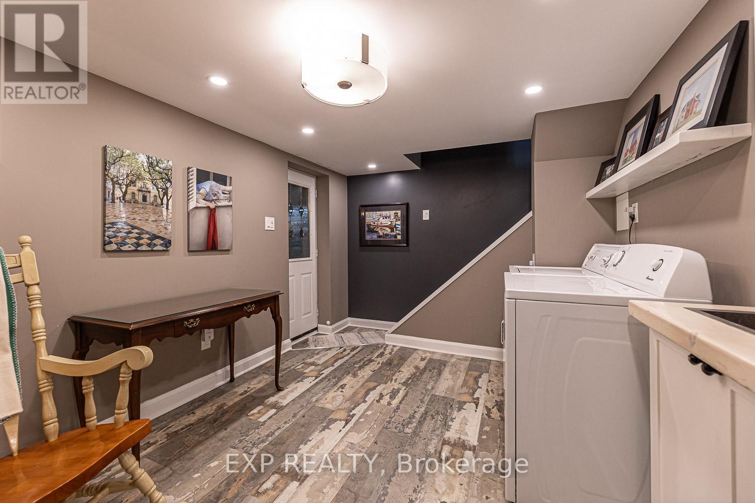 208 Lorne Avenue, Newmarket, ON - Indoor Photo Showing Laundry Room