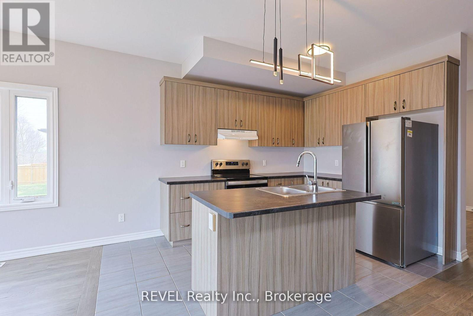139 Caroline Street, Welland (Lincoln/Crowland), ON - Indoor Photo Showing Kitchen With Double Sink