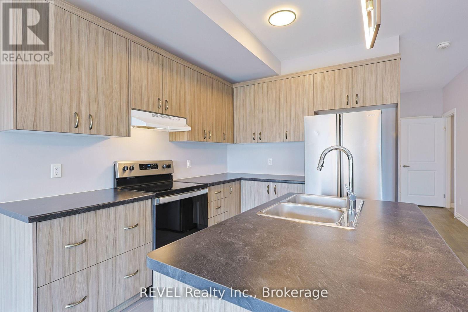 139 Caroline Street, Welland (Lincoln/Crowland), ON - Indoor Photo Showing Kitchen With Double Sink