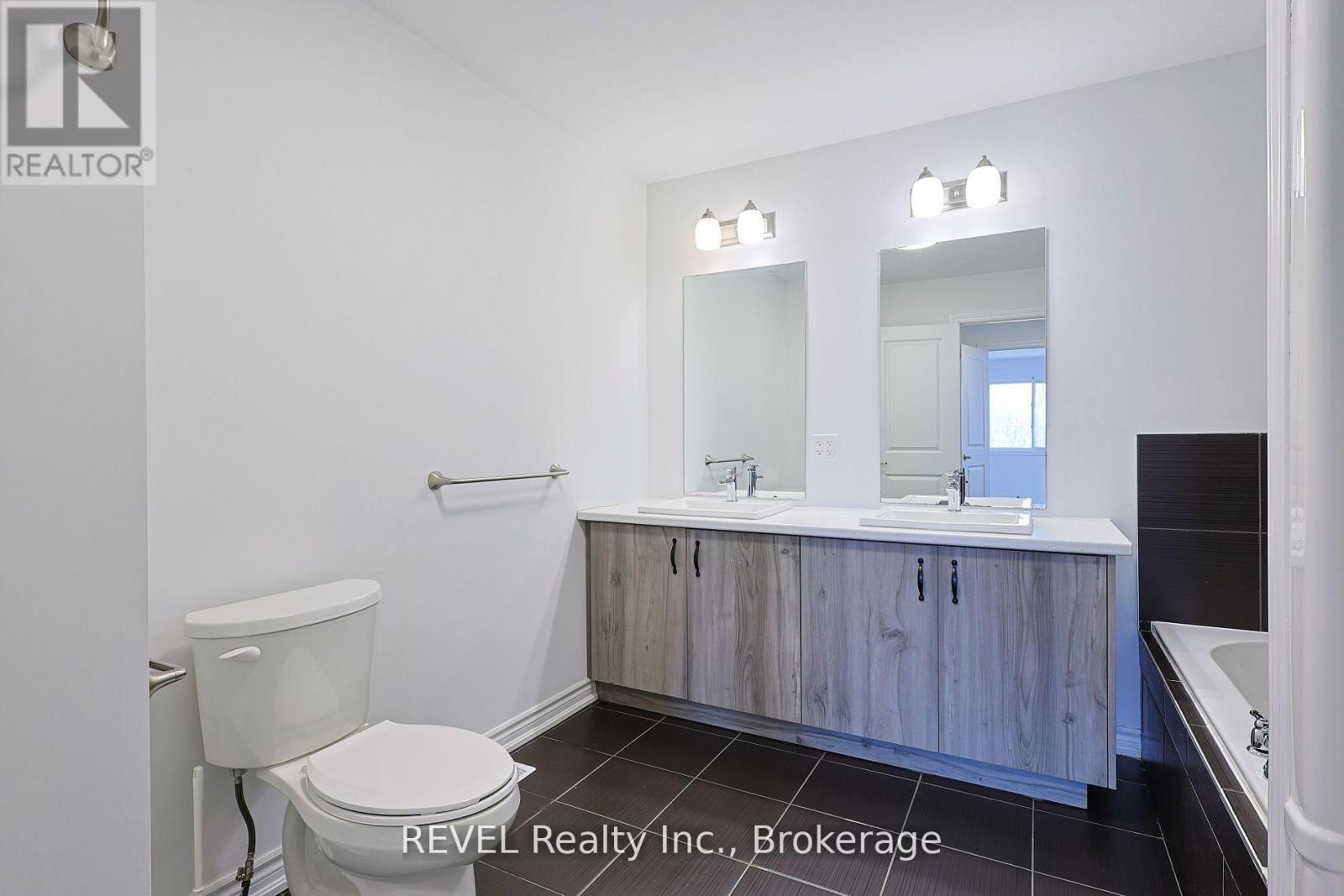 139 Caroline Street, Welland (Lincoln/Crowland), ON - Indoor Photo Showing Bathroom