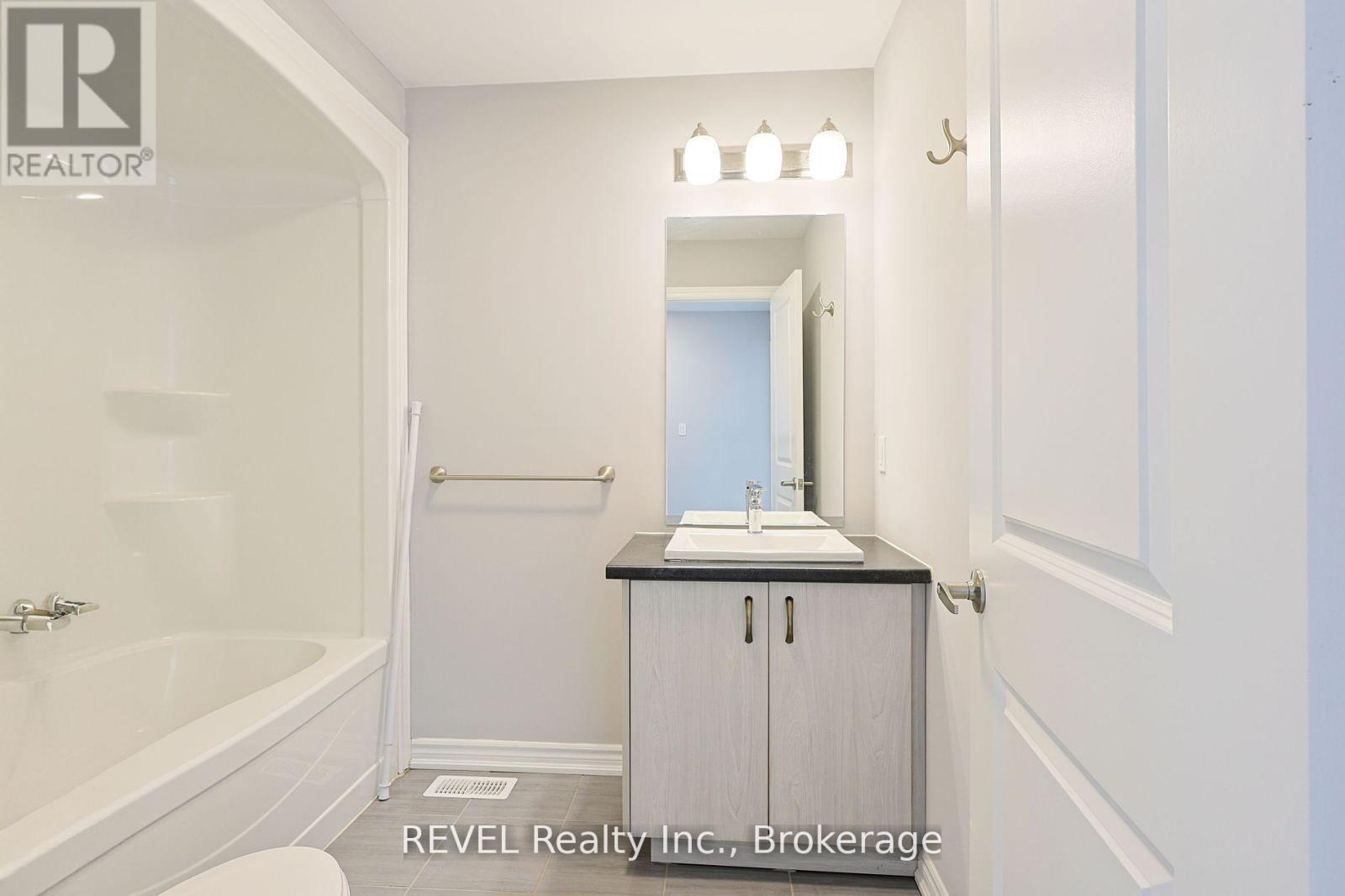 139 Caroline Street, Welland (Lincoln/Crowland), ON - Indoor Photo Showing Bathroom