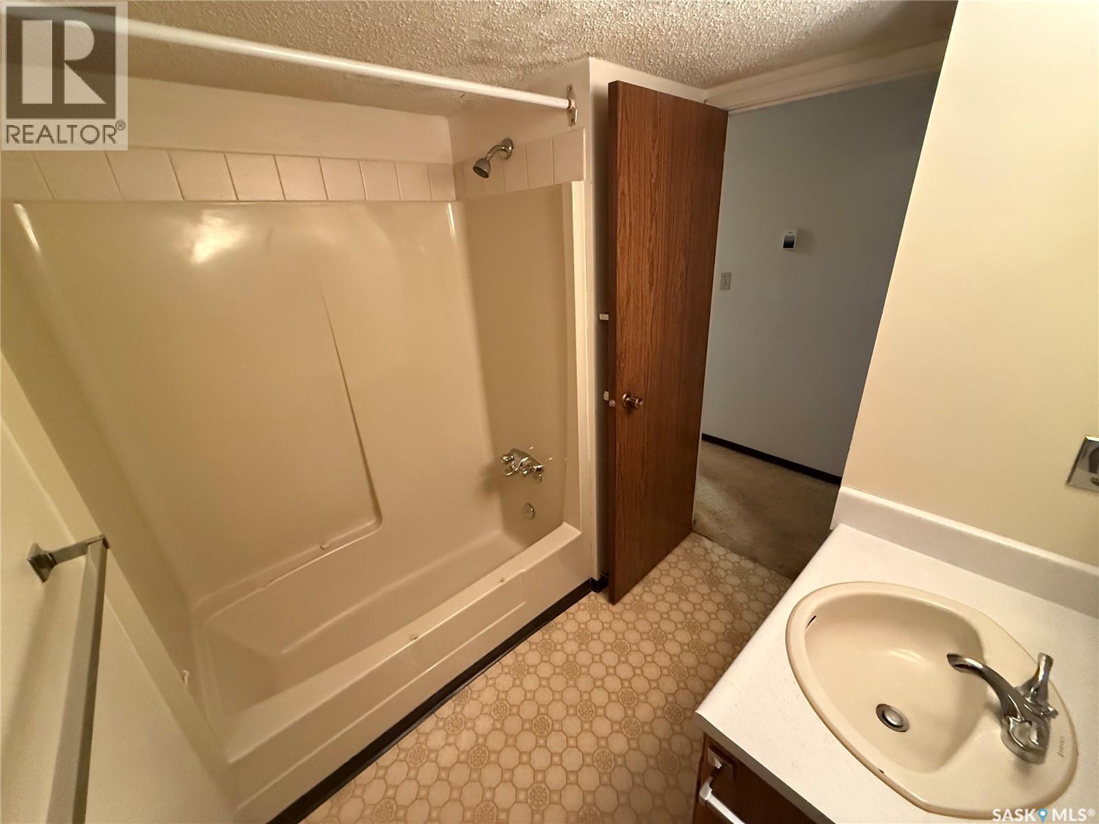 106 15 Barr Street, Regina, SK - Indoor Photo Showing Bathroom