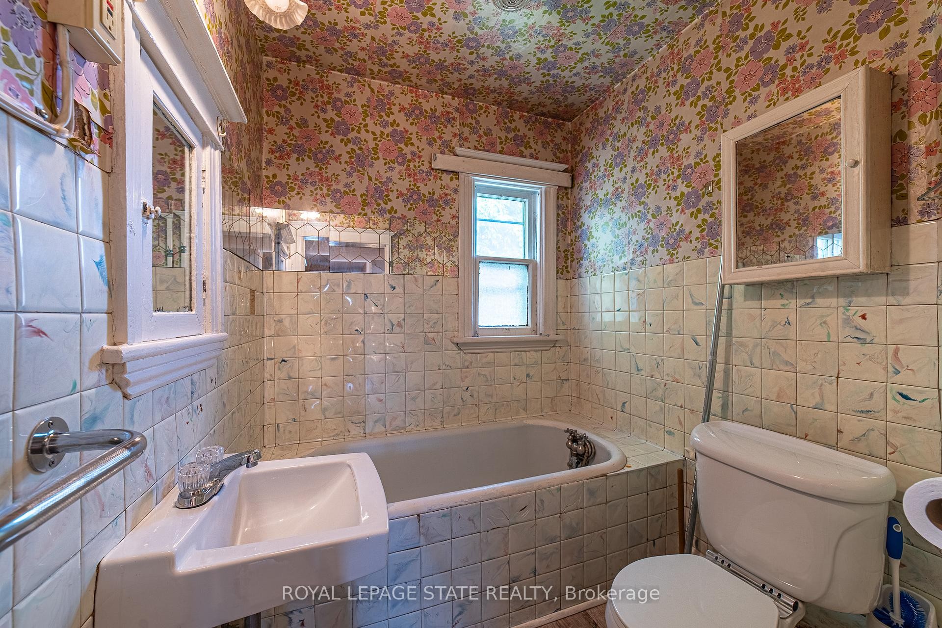 35 Sherman Avenue N, Hamilton, ON - Indoor Photo Showing Bathroom