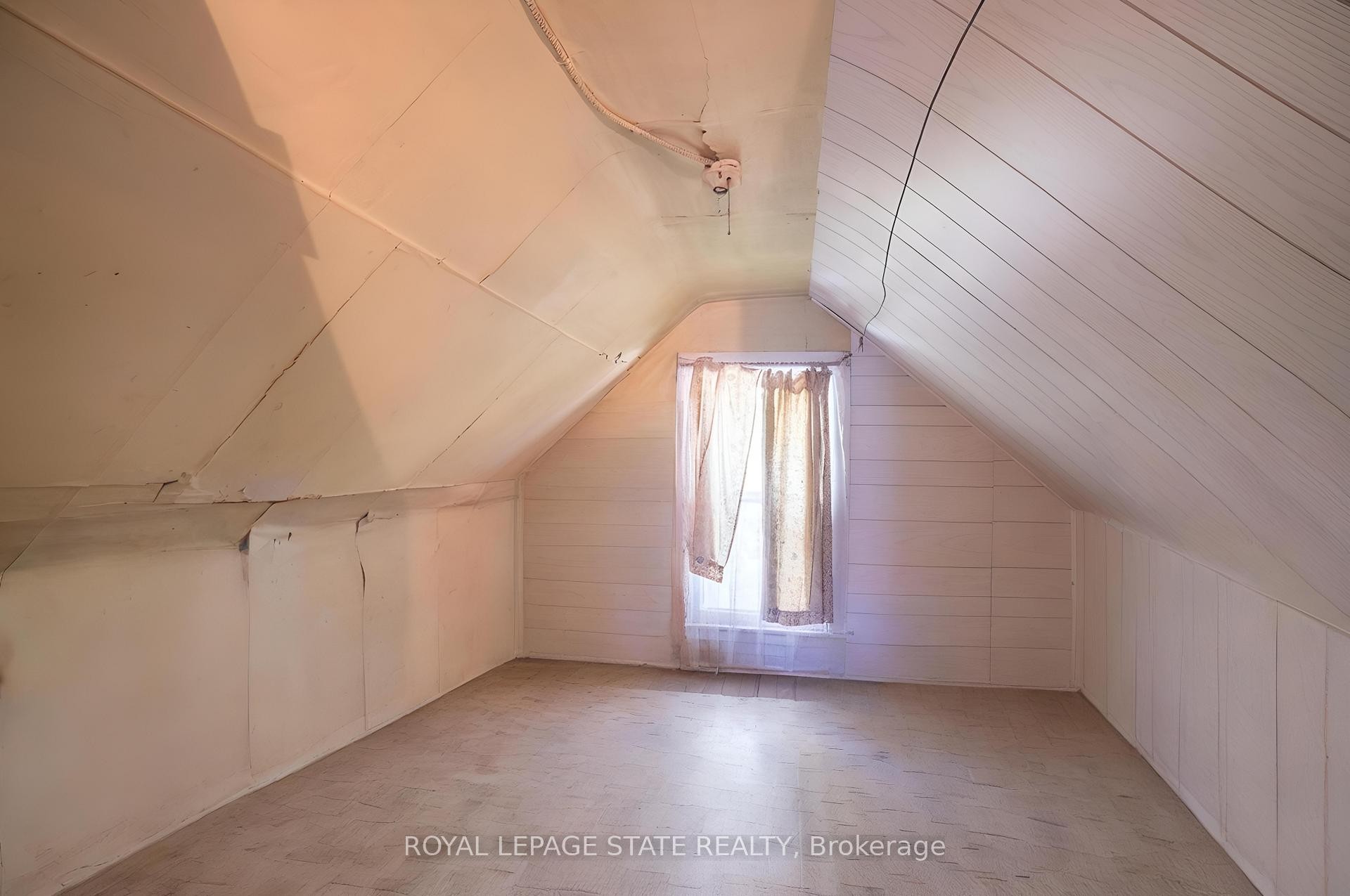 35 Sherman Avenue N, Hamilton, ON - Indoor