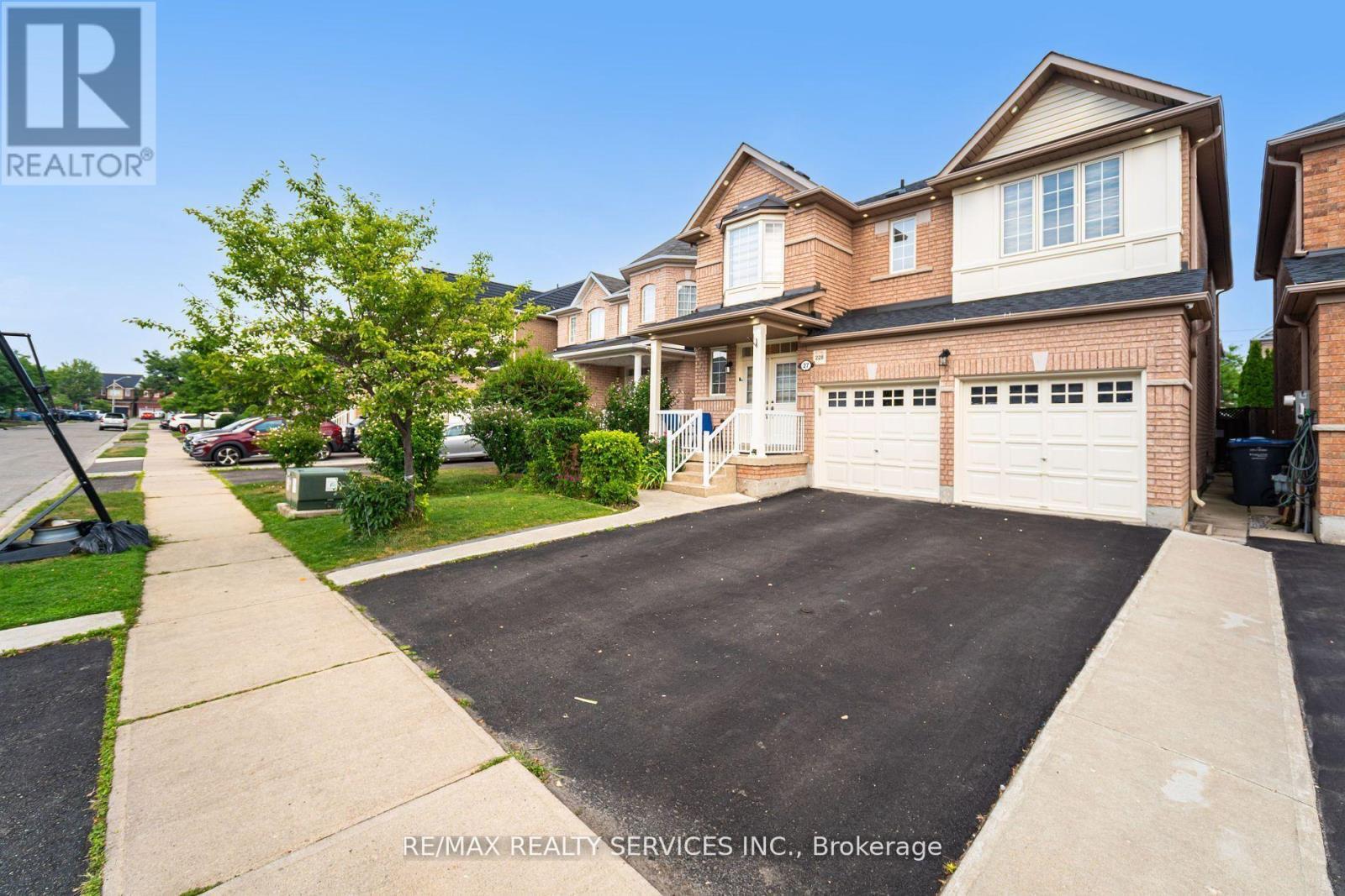 27 Hardgate Crescent, Brampton, ON - Outdoor With Facade