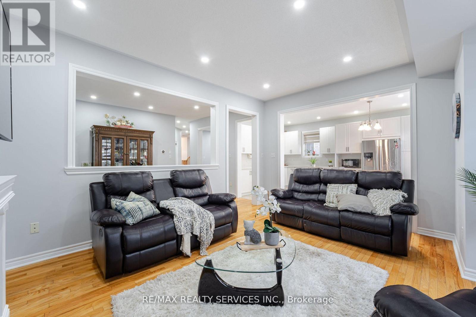 27 Hardgate Crescent, Brampton, ON - Indoor Photo Showing Living Room