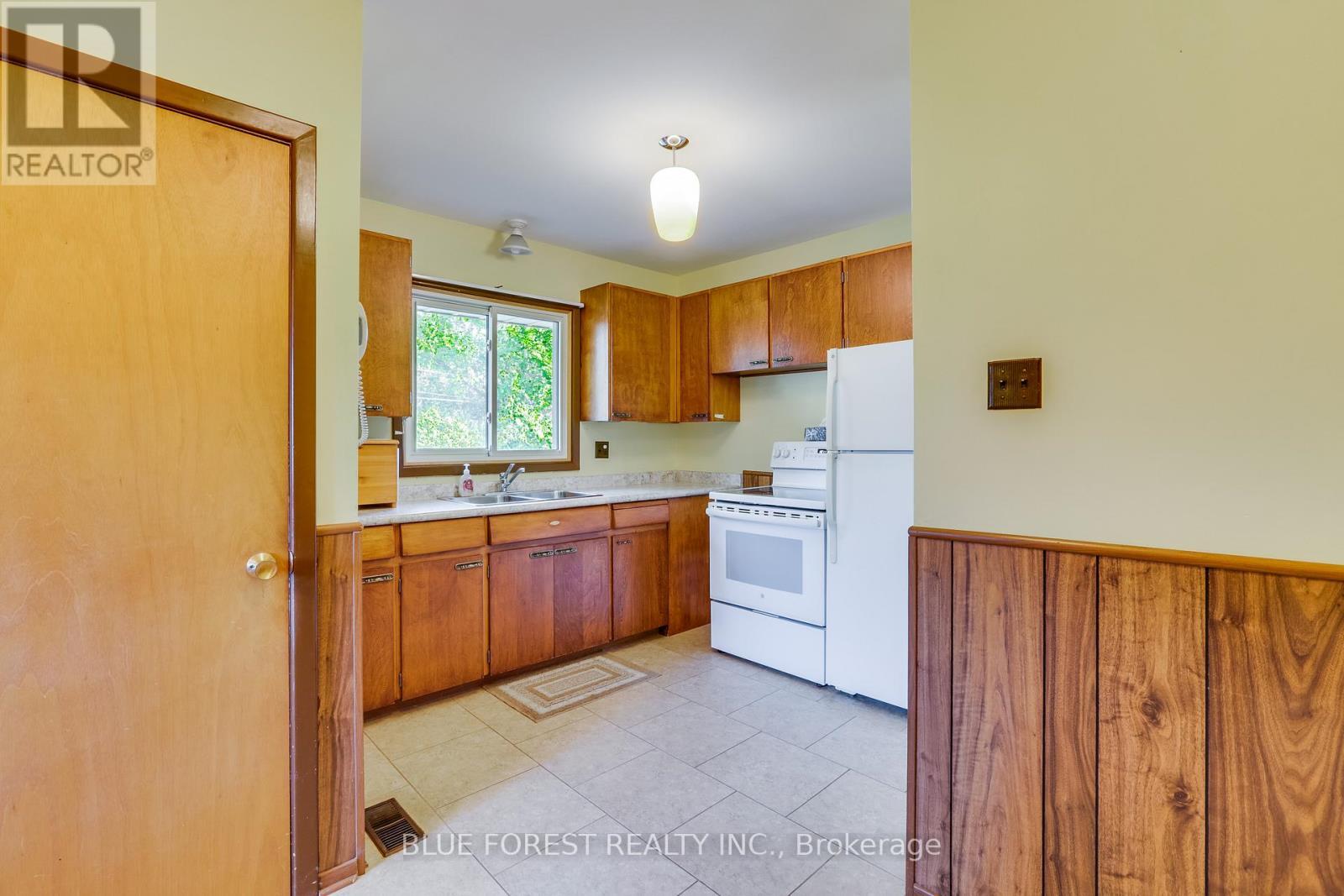 125 Goldwick Crescent, London East (East D), ON - Indoor Photo Showing Kitchen With Double Sink