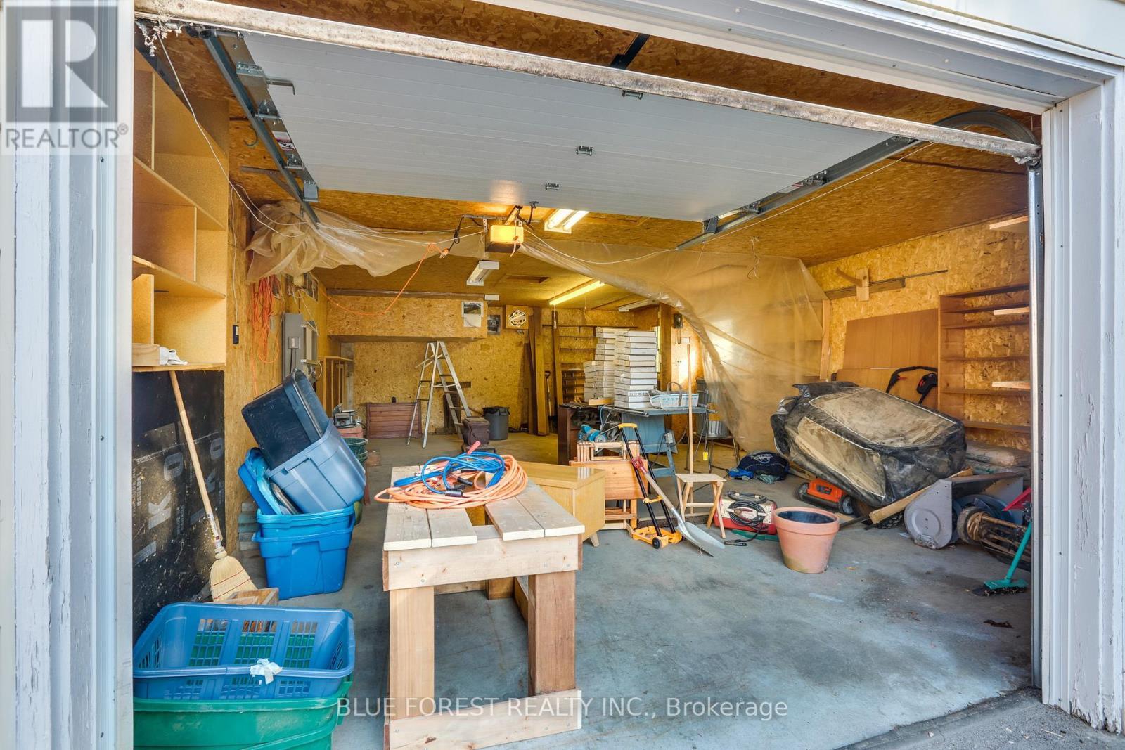 125 Goldwick Crescent, London East (East D), ON - Photo Showing Garage