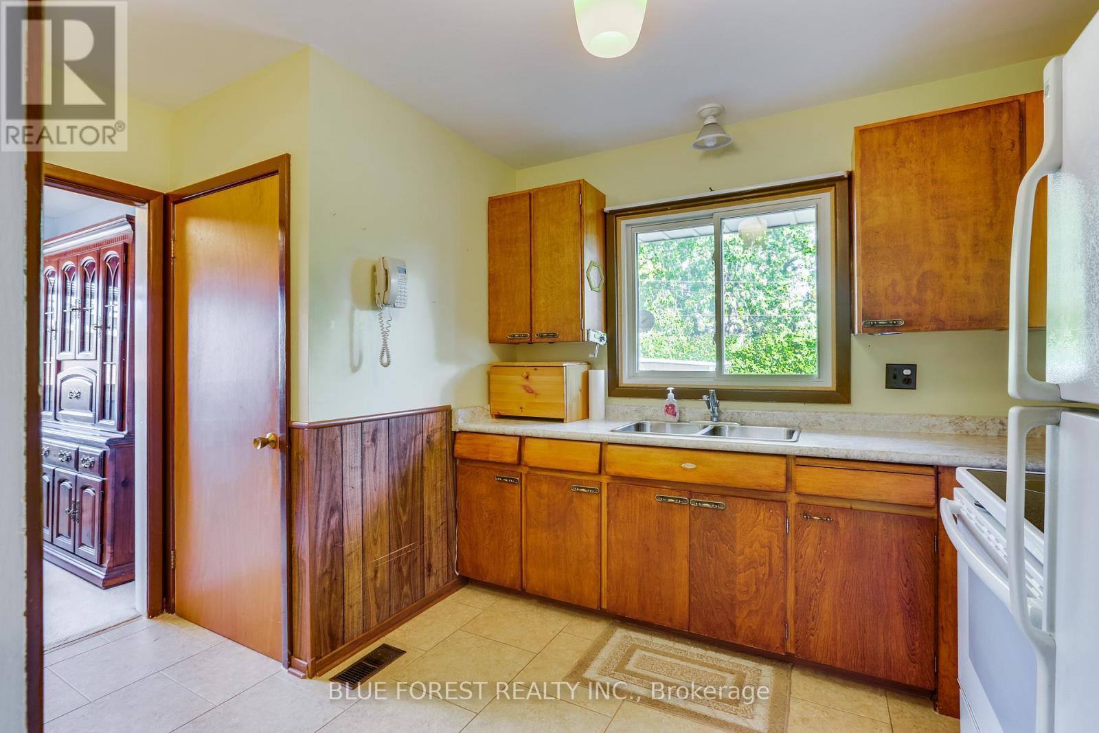 125 Goldwick Crescent, London East (East D), ON - Indoor Photo Showing Kitchen With Double Sink