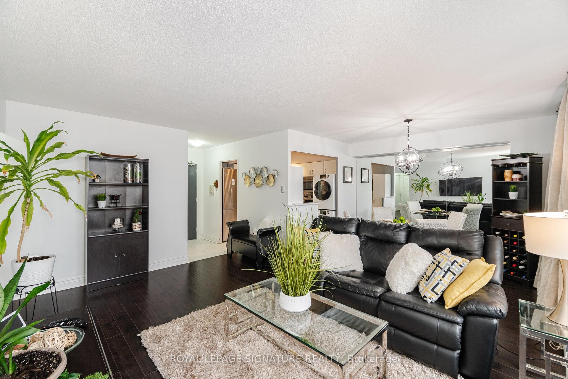 1212-451 The West Mall Drive, Toronto, ON - Indoor Photo Showing Living Room