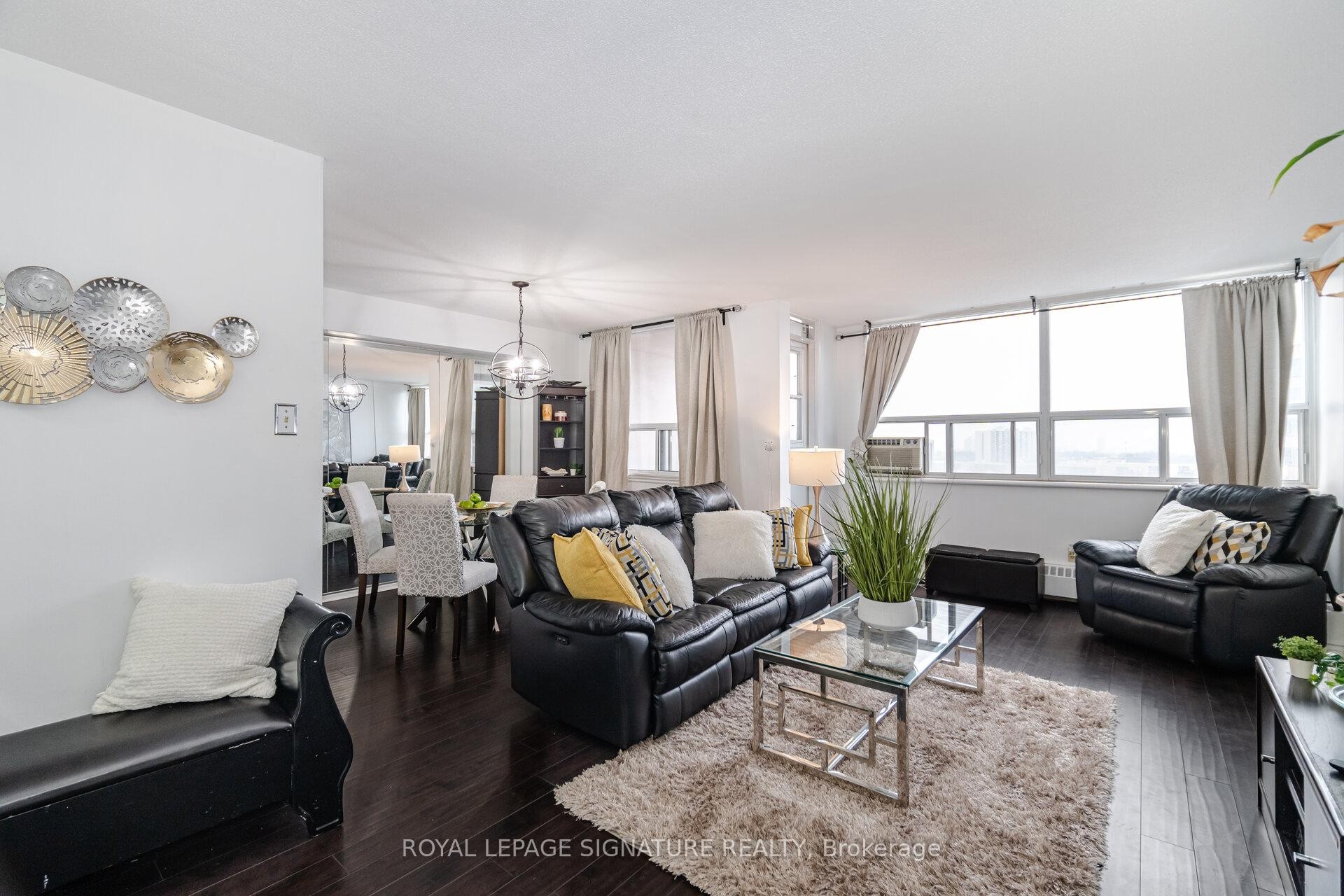 1212-451 The West Mall Drive, Toronto, ON - Indoor Photo Showing Living Room