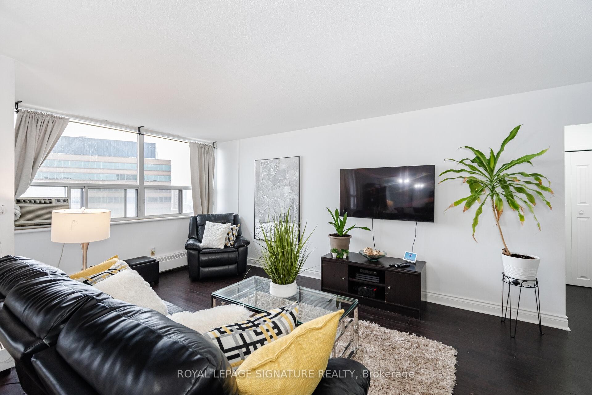 1212-451 The West Mall Drive, Toronto, ON - Indoor Photo Showing Living Room
