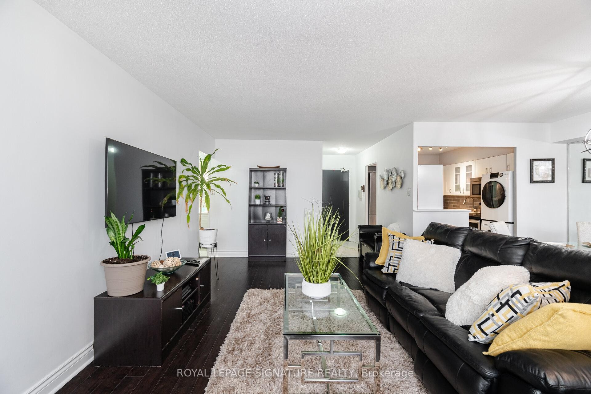1212-451 The West Mall Drive, Toronto, ON - Indoor Photo Showing Living Room