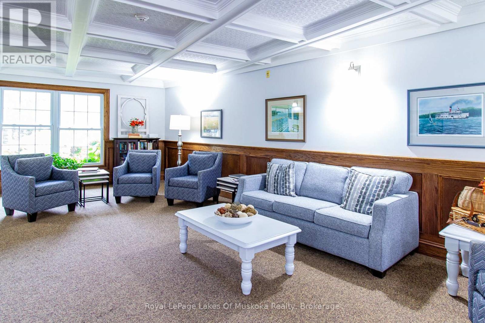 110 - 24 Ontario Street, Bracebridge (Macaulay), ON - Indoor Photo Showing Living Room