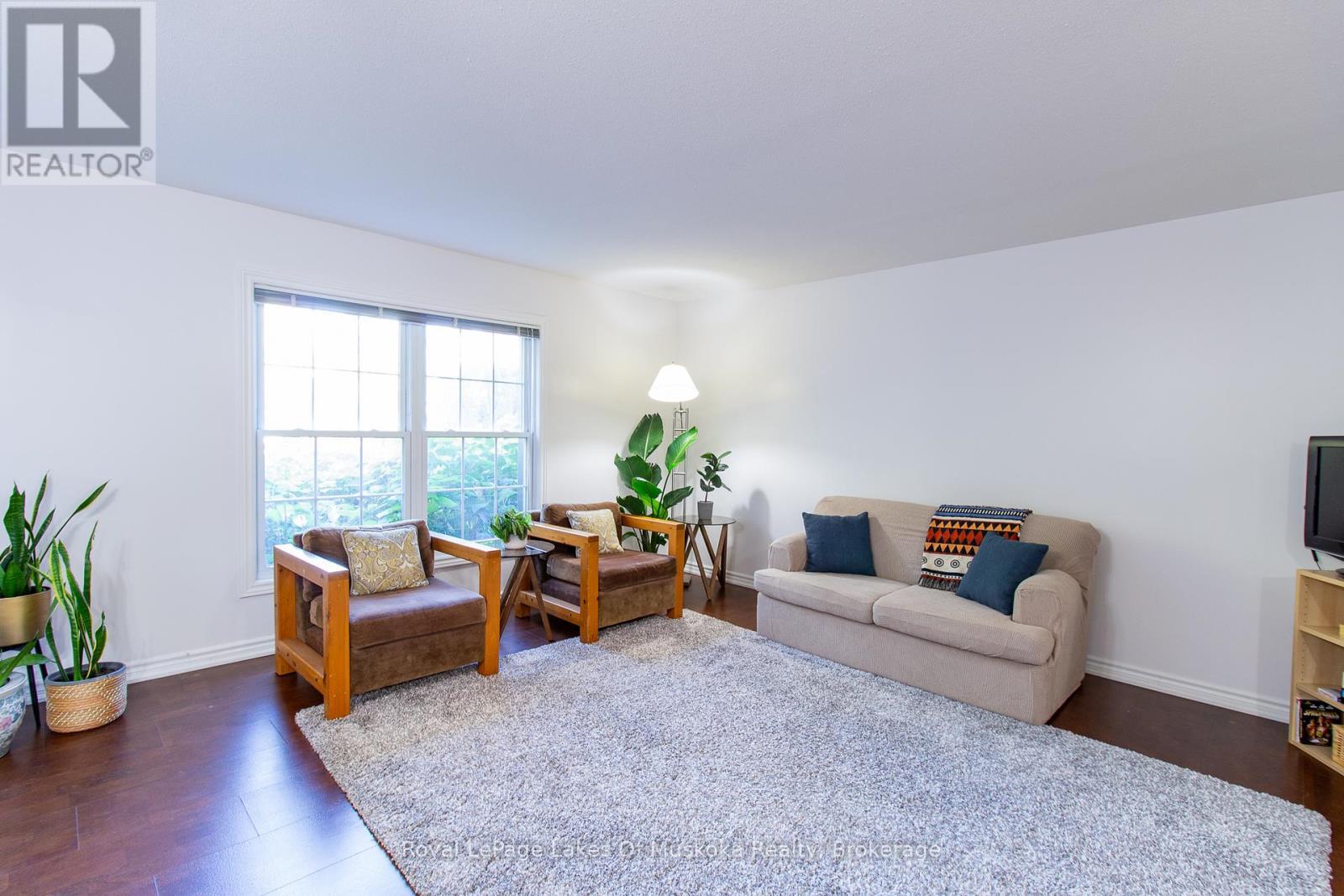 110 - 24 Ontario Street, Bracebridge (Macaulay), ON - Indoor Photo Showing Living Room