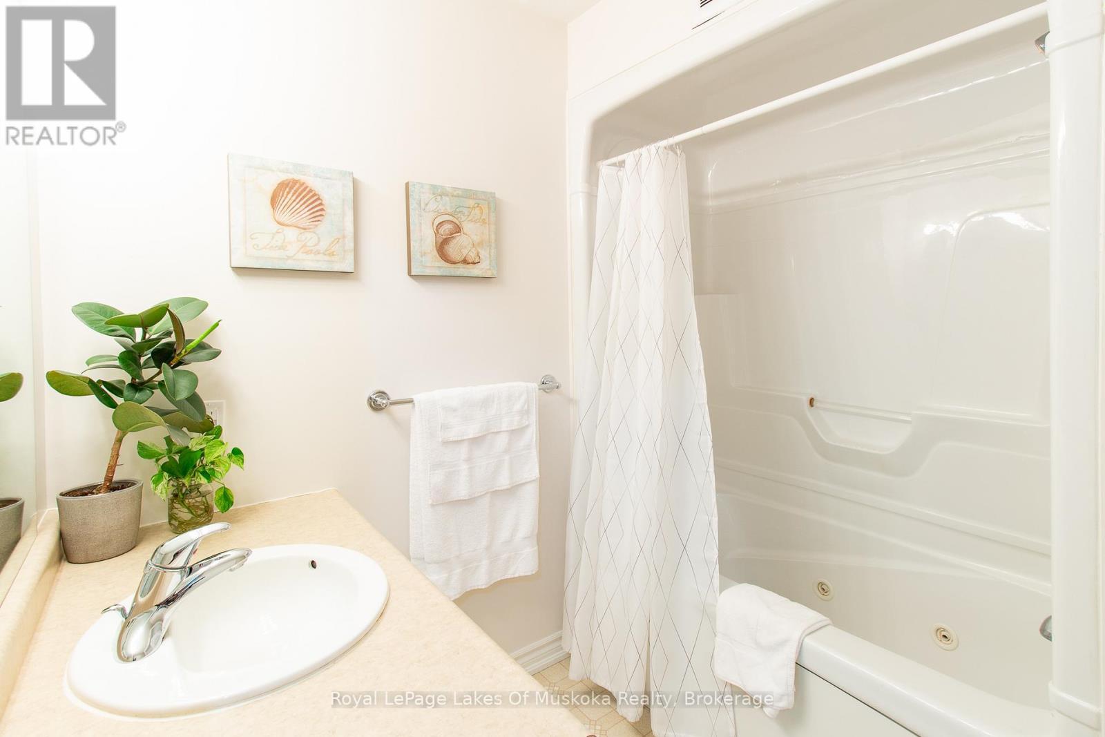 110 - 24 Ontario Street, Bracebridge (Macaulay), ON - Indoor Photo Showing Bathroom
