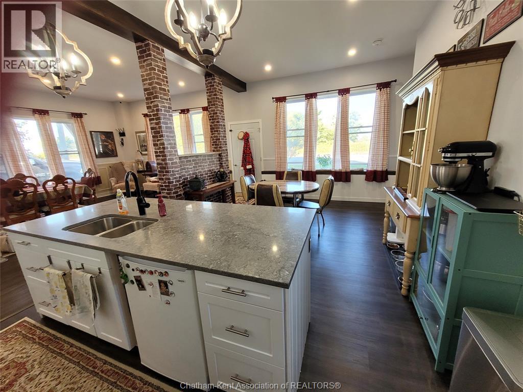 21132 Port Road, Merlin, ON - Indoor Photo Showing Kitchen With Double Sink