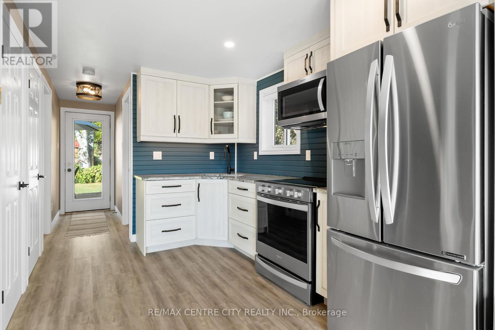 417 Edith Cavell Boulevard, Central Elgin, ON - Indoor Photo Showing Kitchen With Upgraded Kitchen