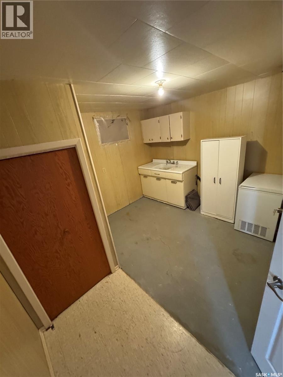 522 1St Street E, Lafleche, SK - Indoor Photo Showing Laundry Room