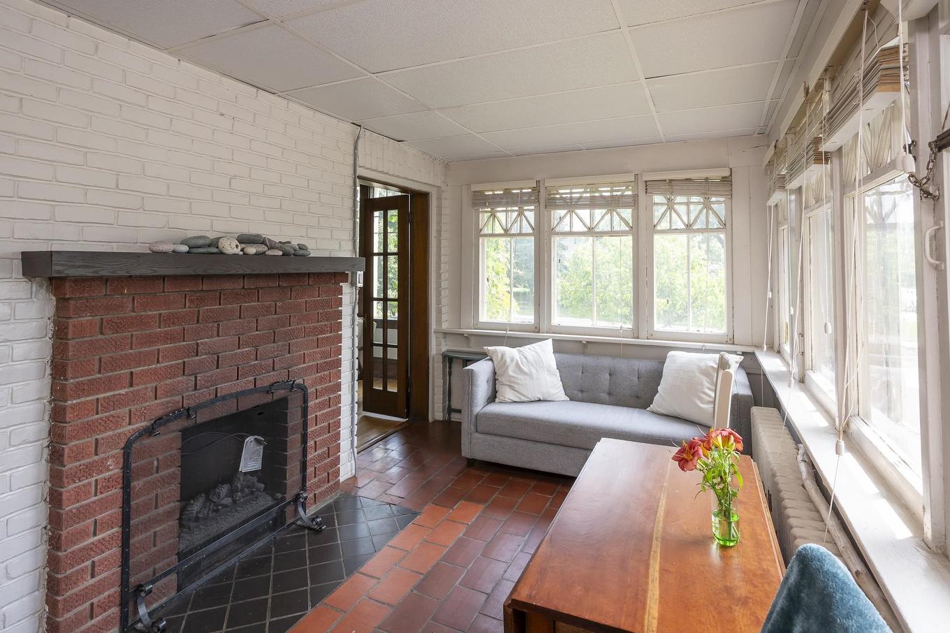 124 Summit Avenue, Thunder Bay, ON - Indoor Photo Showing Living Room With Fireplace