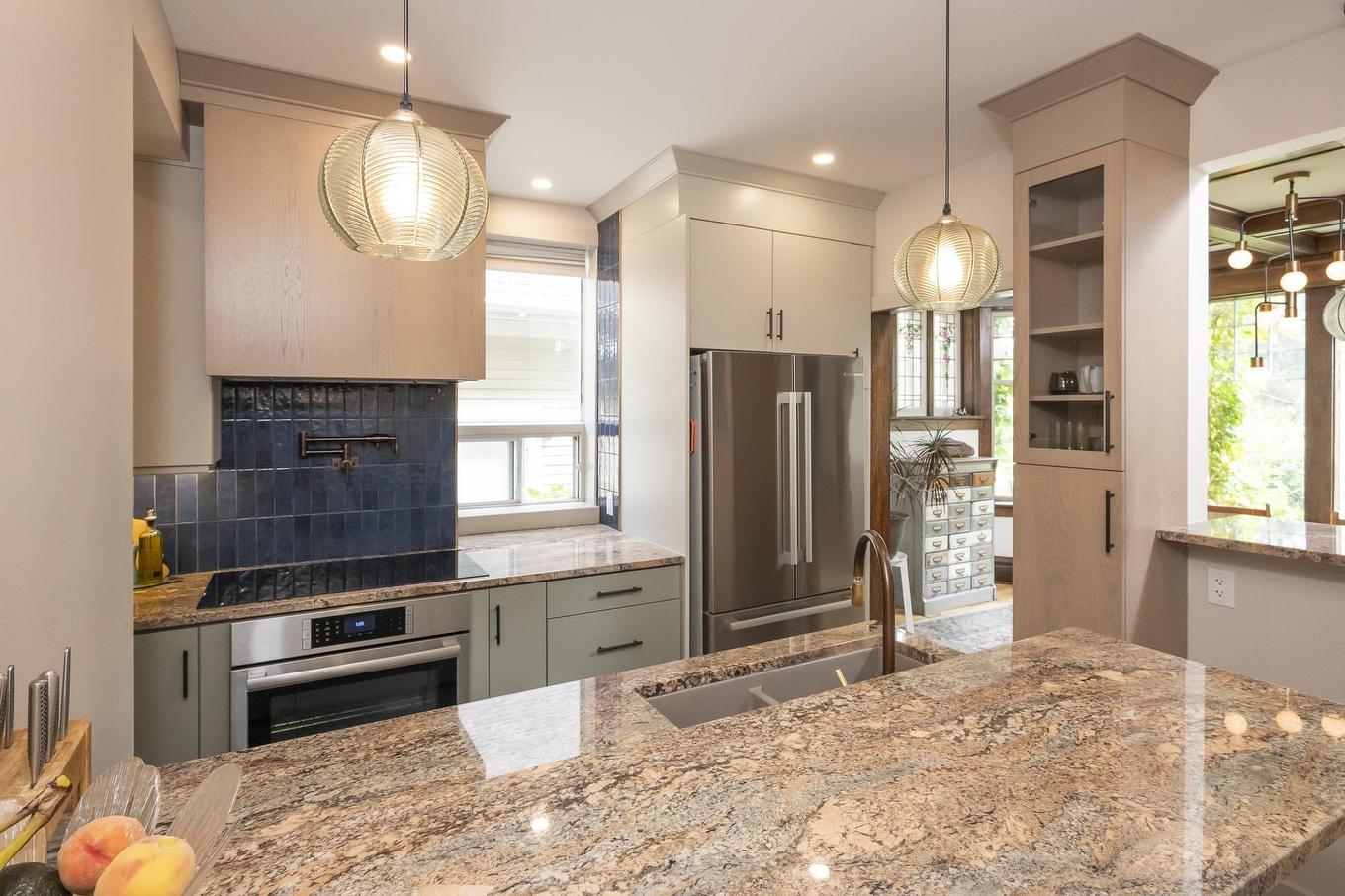 124 Summit Avenue, Thunder Bay, ON - Indoor Photo Showing Kitchen With Double Sink With Upgraded Kitchen