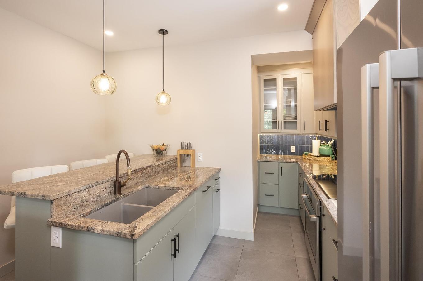 124 Summit Avenue, Thunder Bay, ON - Indoor Photo Showing Kitchen With Double Sink