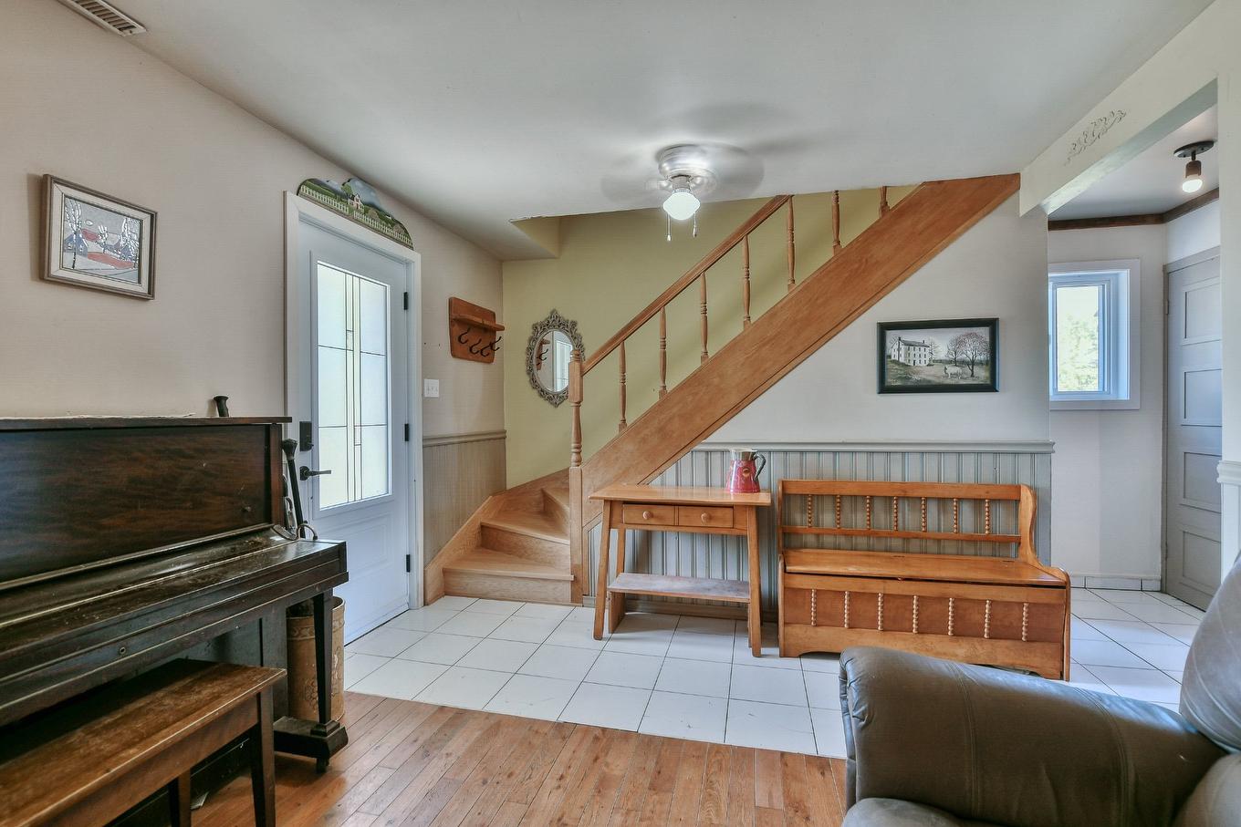 Staircase - 1535 Mtée De La Côte-Rouge, Mirabel, QC - Indoor Photo Showing Other Room