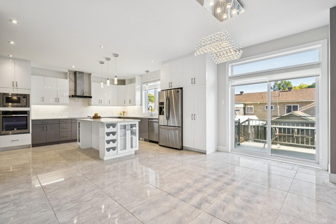 Dining room - 5960 Rue Alexandre, Brossard, QC - Indoor Photo Showing Kitchen With Upgraded Kitchen