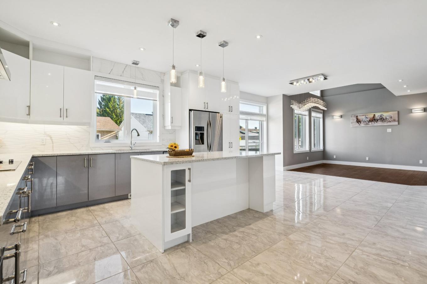 Kitchen - 5960 Rue Alexandre, Brossard, QC - Indoor Photo Showing Kitchen With Upgraded Kitchen