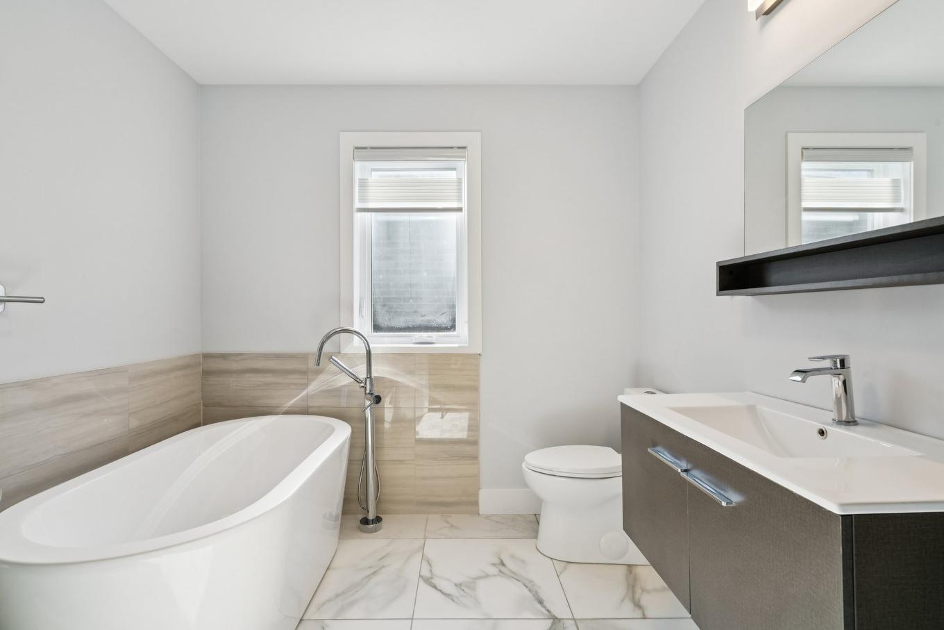 Bathroom - 5960 Rue Alexandre, Brossard, QC - Indoor Photo Showing Bathroom