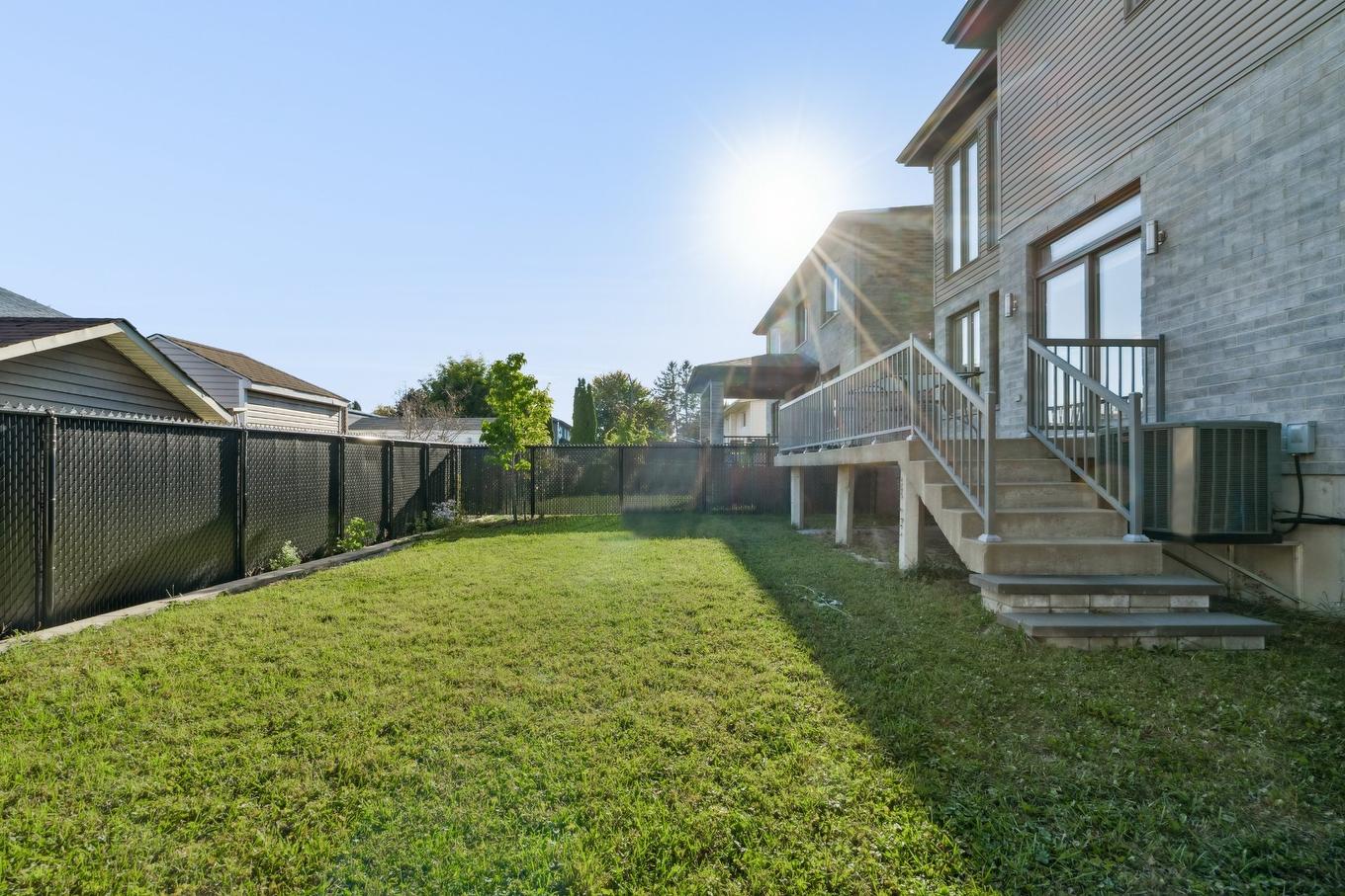 Backyard - 5960 Rue Alexandre, Brossard, QC - Outdoor