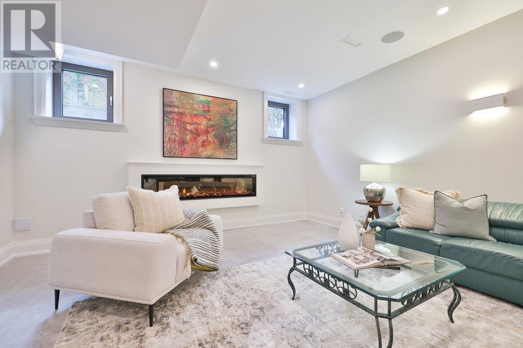 1456 Applewood Road, Mississauga, ON - Indoor Photo Showing Living Room With Fireplace