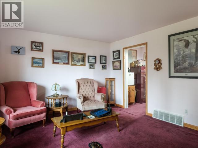 16 Deadend Road, Whitehorse South, YT - Indoor Photo Showing Living Room
