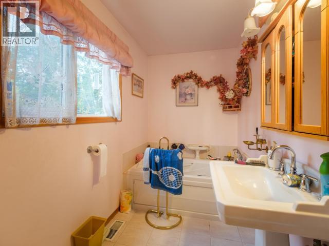 16 Deadend Road, Whitehorse South, YT - Indoor Photo Showing Bathroom