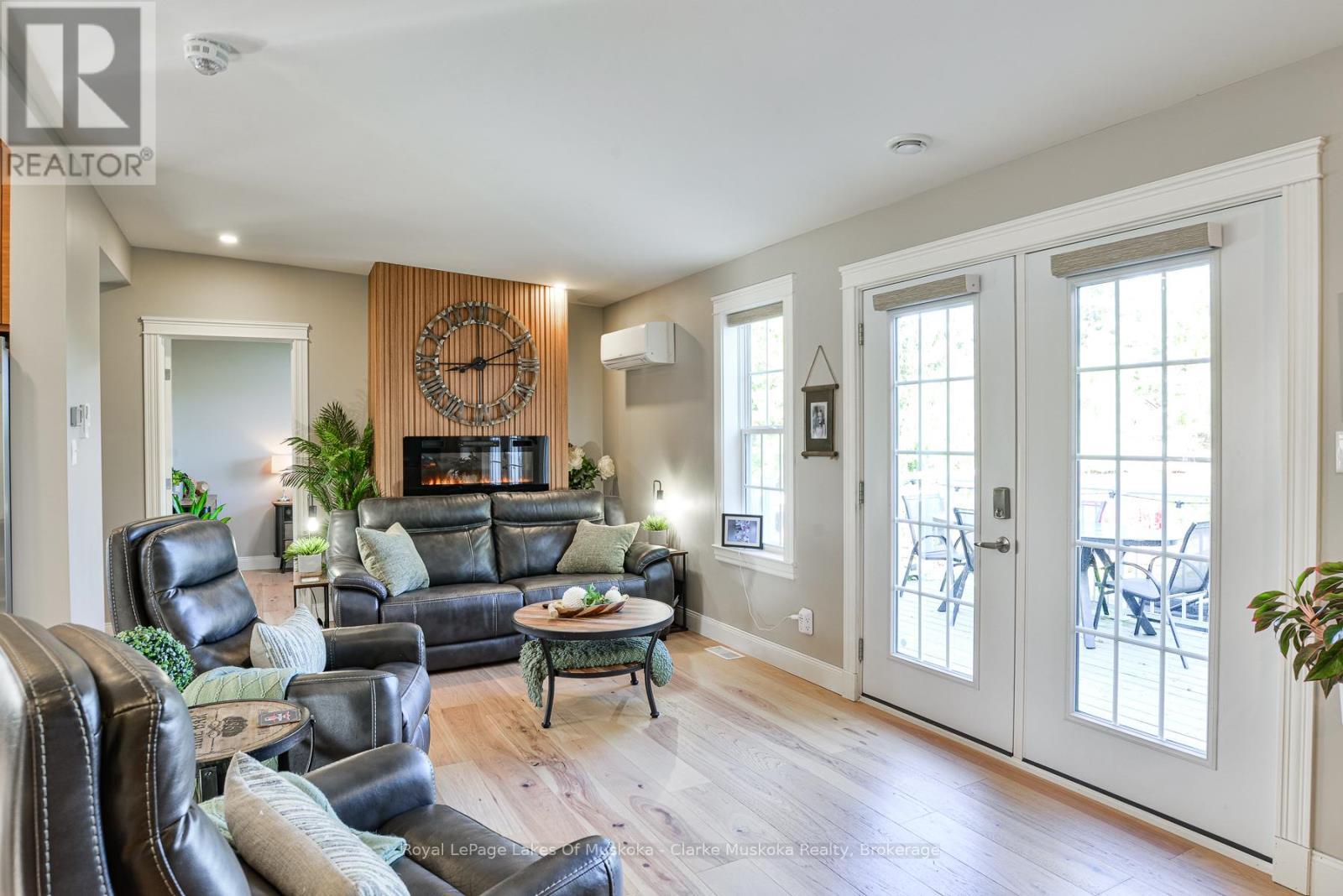 37 Mintens Lane, Georgian Bay (Baxter), ON - Indoor Photo Showing Living Room
