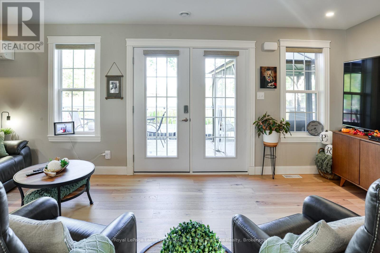 37 Mintens Lane, Georgian Bay (Baxter), ON - Indoor Photo Showing Living Room