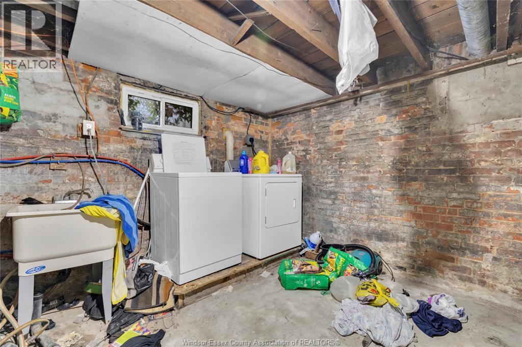 304 Langlois Avenue, Windsor, ON - Indoor Photo Showing Laundry Room