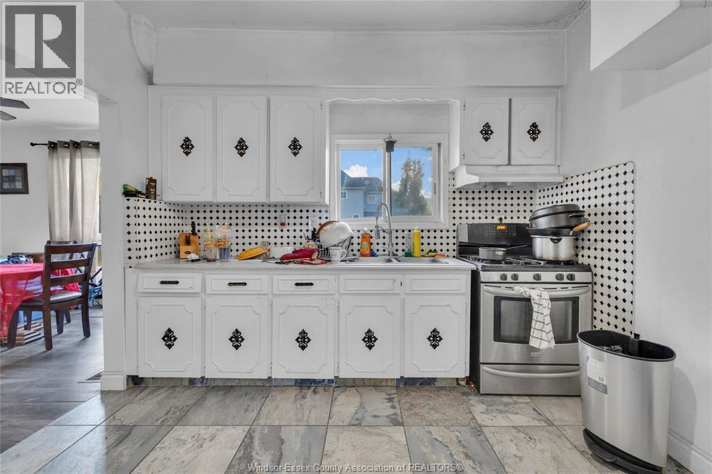 304 Langlois Avenue, Windsor, ON - Indoor Photo Showing Kitchen