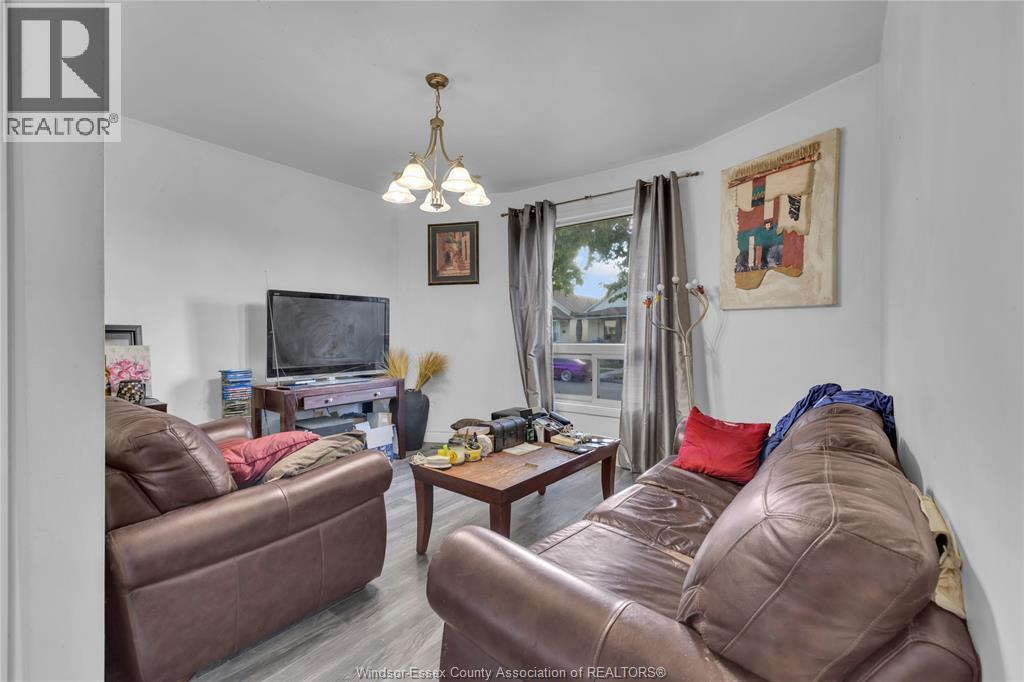 304 Langlois Avenue, Windsor, ON - Indoor Photo Showing Living Room