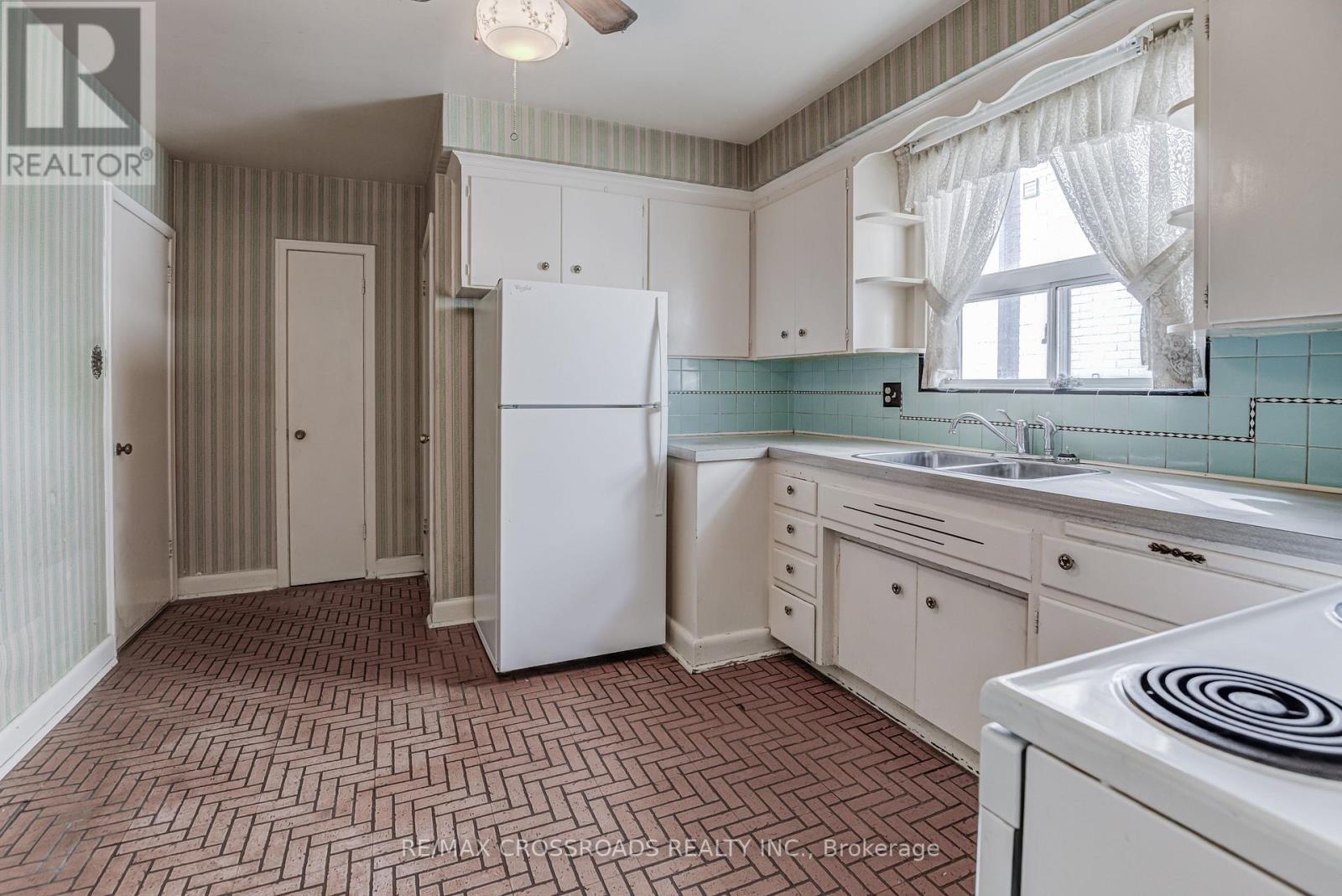 156 Florence Avenue, Toronto, ON - Indoor Photo Showing Kitchen With Double Sink
