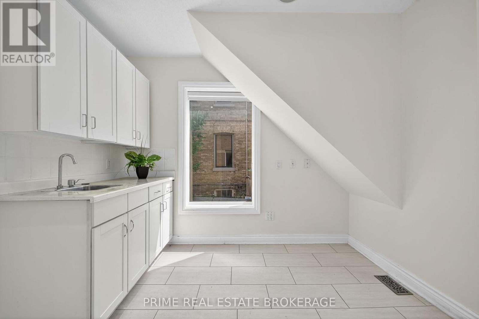 281 Oxford Street E, London East (East F), ON