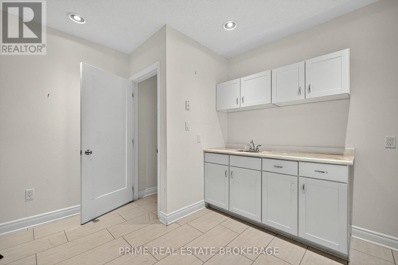 281 Oxford Street E, London East (East F), ON