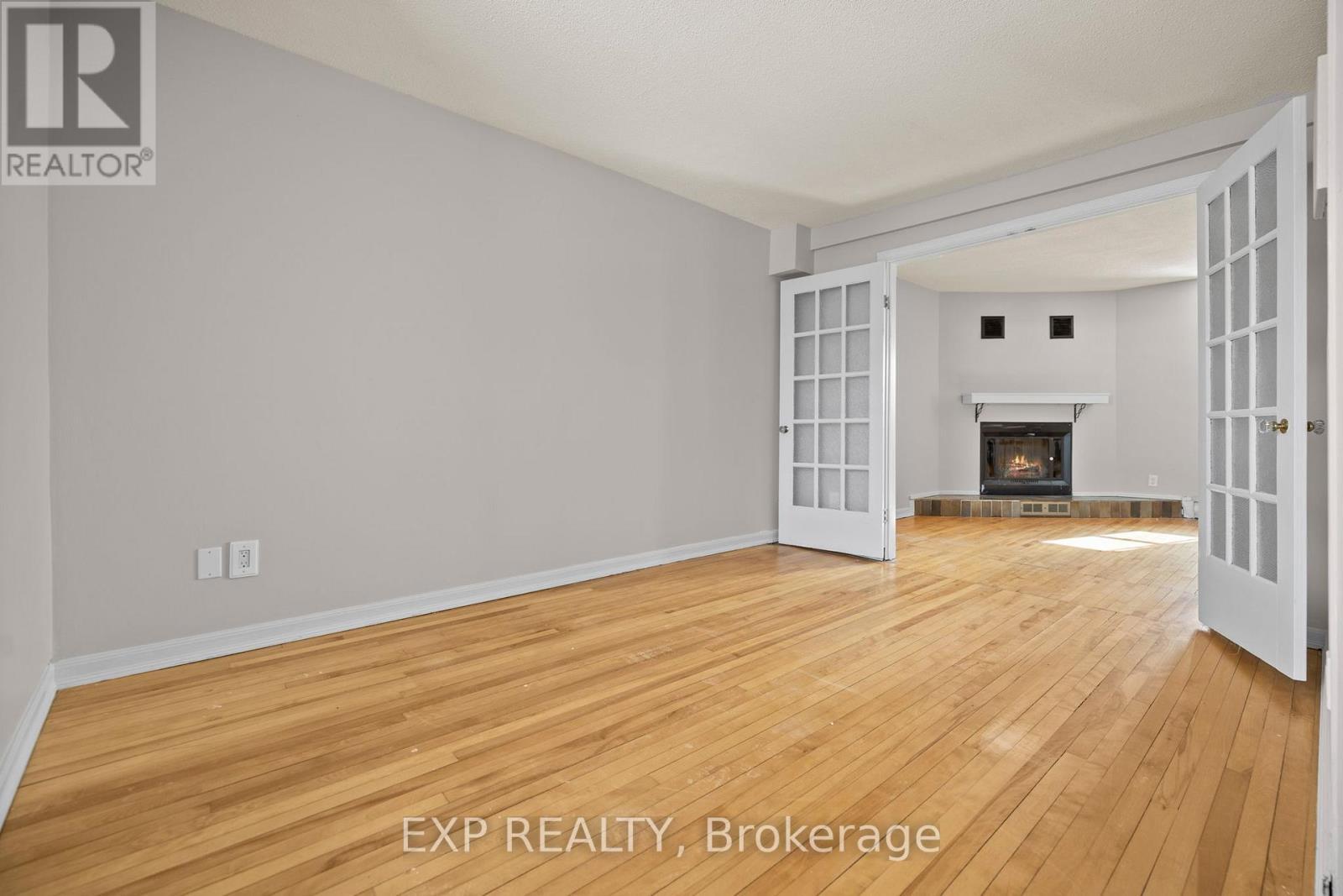 196 Osgoode Street, Ottawa, ON - Indoor With Fireplace