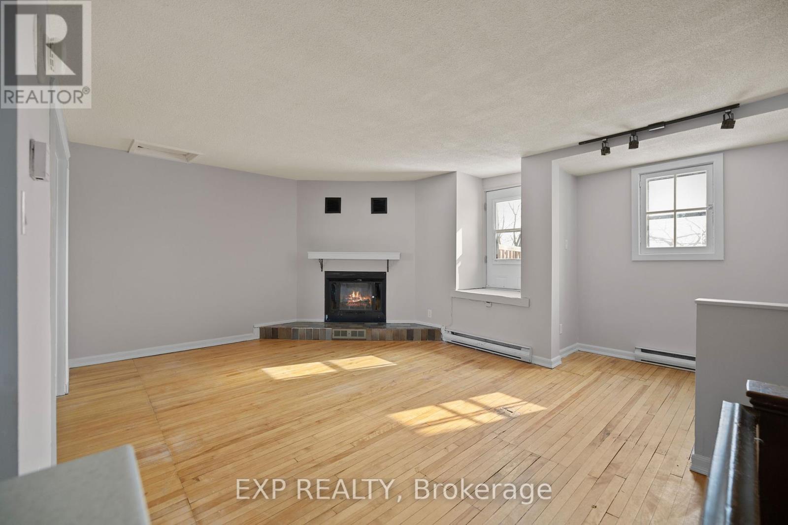 196 Osgoode Street, Ottawa, ON - Indoor Photo Showing Living Room With Fireplace