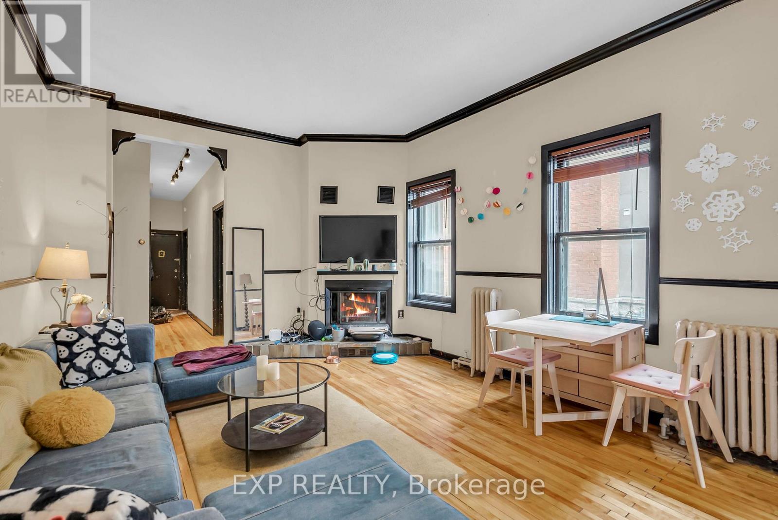 196 Osgoode Street, Ottawa, ON - Indoor Photo Showing Living Room With Fireplace