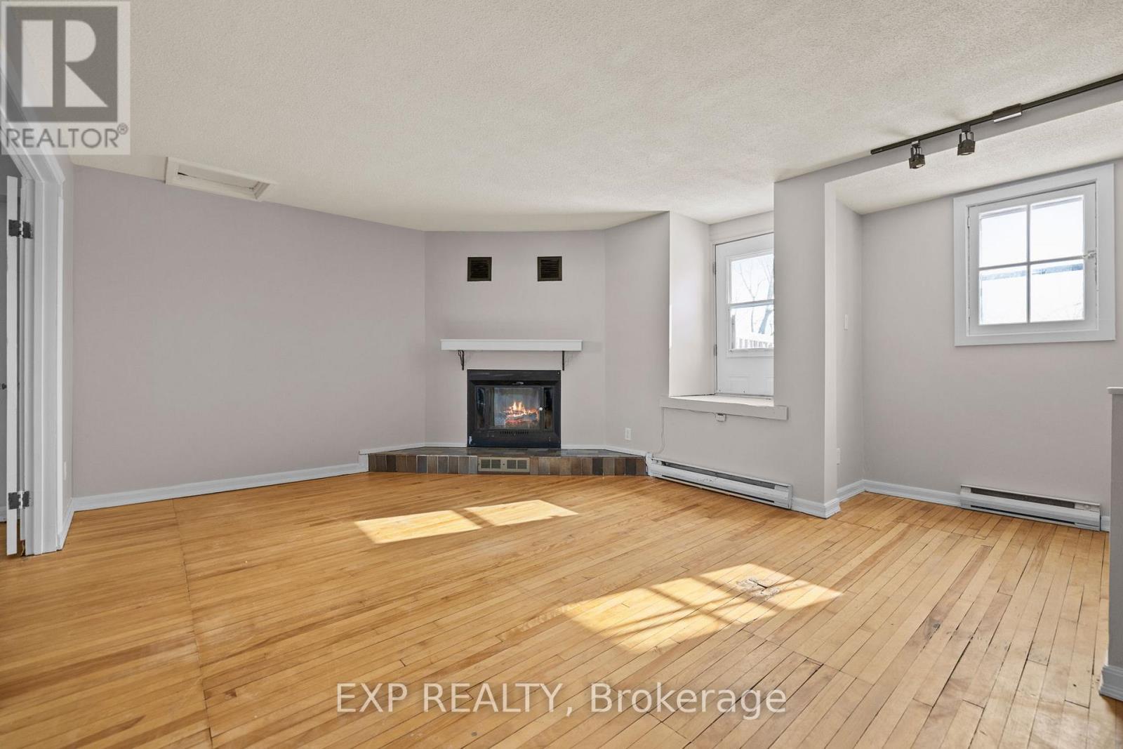 196 Osgoode Street, Ottawa, ON - Indoor Photo Showing Living Room With Fireplace