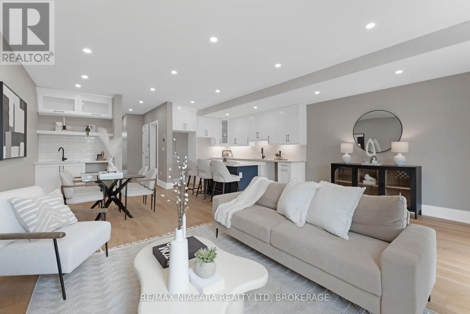 6204 Curlin Crescent, Niagara Falls (Forestview), ON - Indoor Photo Showing Living Room