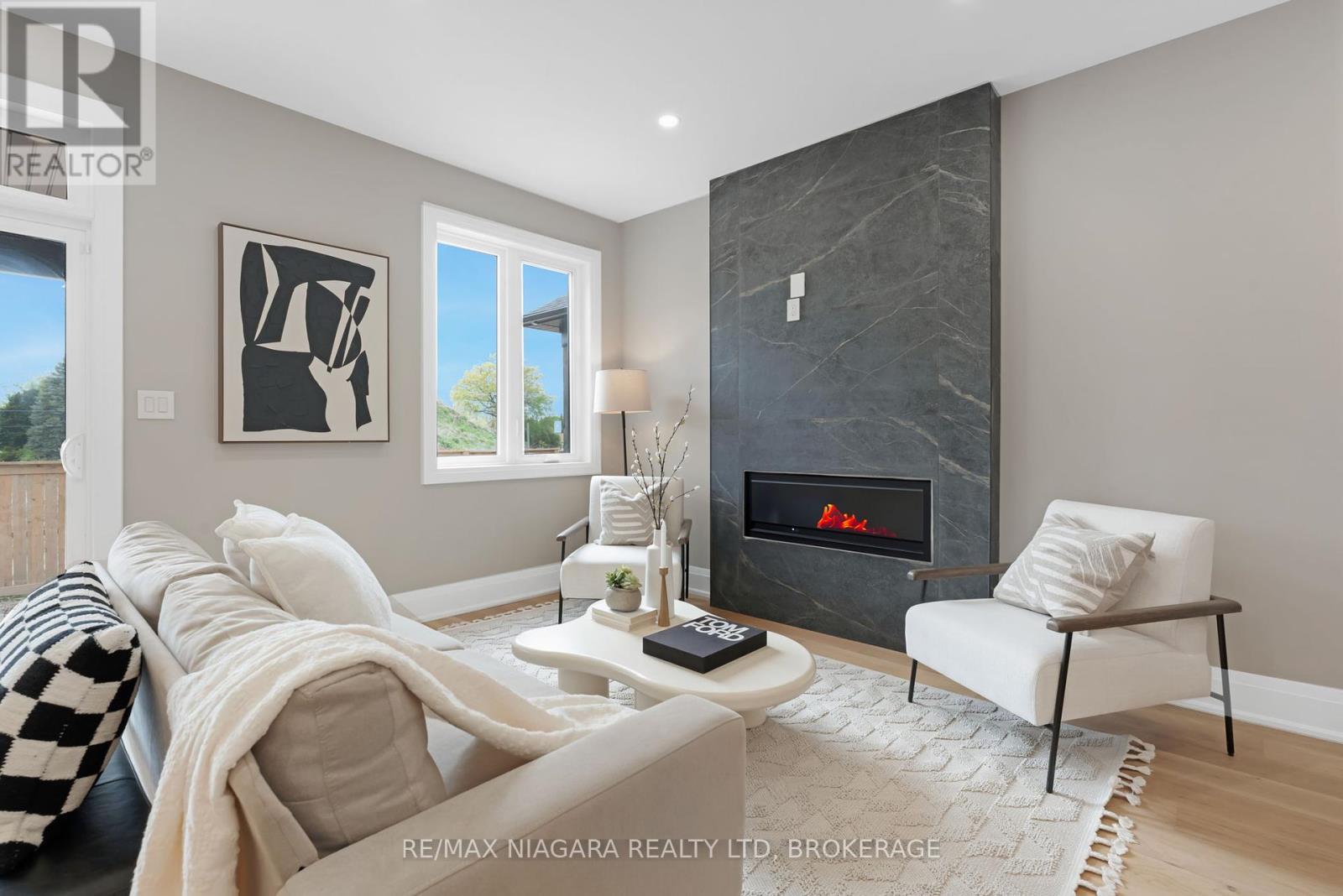 6204 Curlin Crescent, Niagara Falls (Forestview), ON - Indoor Photo Showing Living Room With Fireplace